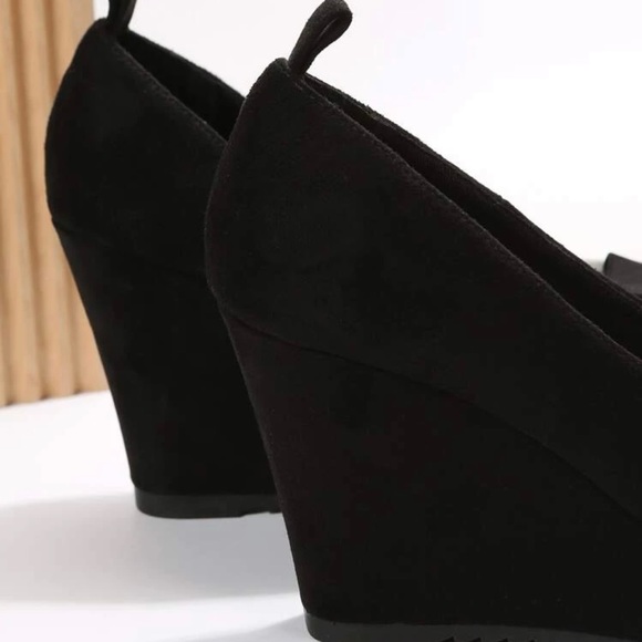 Brand new, never worn! Stylish open-toe wedges. Size 39, but run large. - Picture 3 of 3